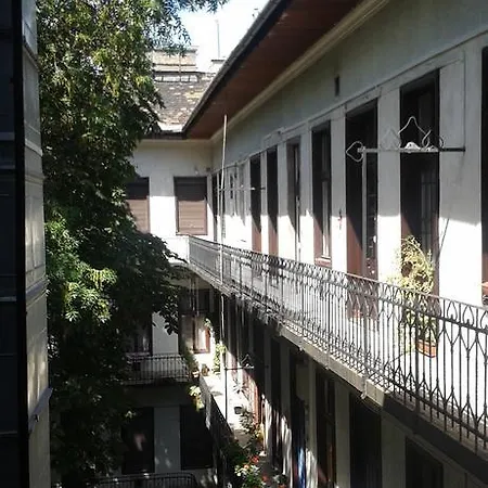 Apartment Alkotas דירה *