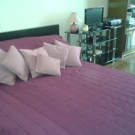Apartment Alkotas דירה